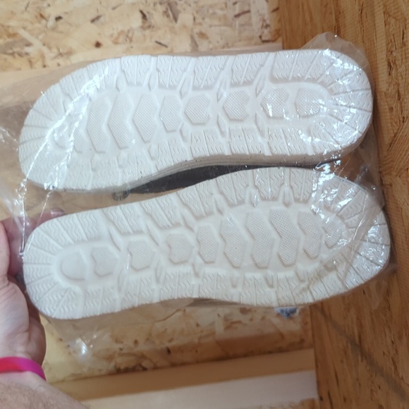 Yojaneo Slip On Shoes - Picture 6 of 7